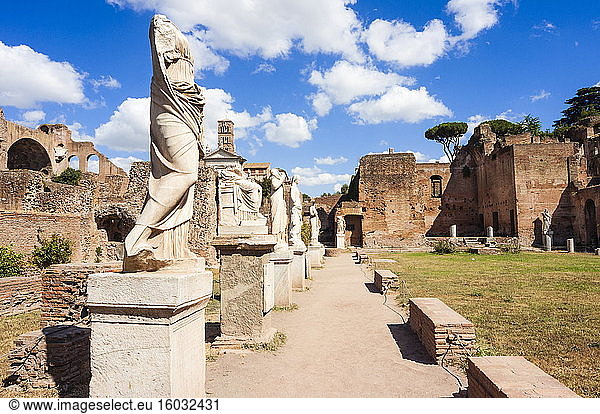 Statuen im Haus der Vestalinnen  Römisches Forum  UNESCO-Weltkulturerbe  Rom  Latium  Italien  Europa