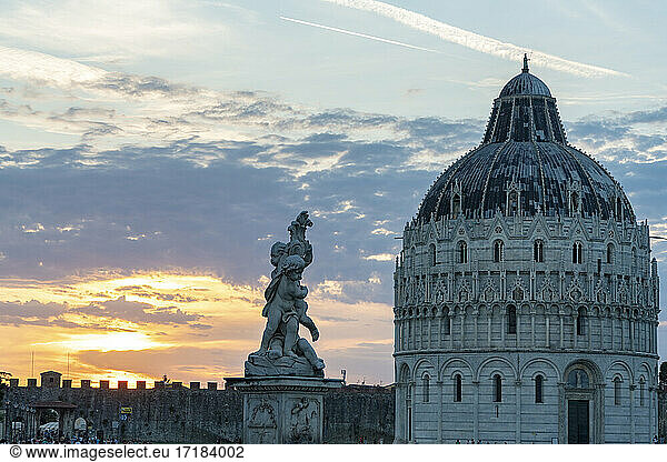 Statuen und Kuppel des Baptisteriums bei Sonnenuntergang  Piazza dei Miracoli (Piazza del Duomo)  UNESCO-Weltkulturerbe  Pisa  Toskana  Italien  Europa
