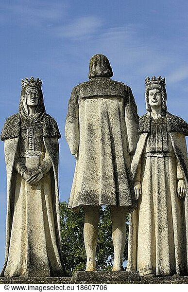 Statuen von Königin Isabella  König Fernando und Christopher Columbus  Gartenanlage von Alcazar de los Reyes Cristianos  Cordoba  Andalusien  Spanien  Europa