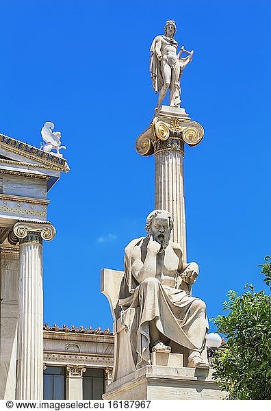 Statuen von Sokrates und Apokk vor der Akademie von Athen  Athen  Griechenland  Europa