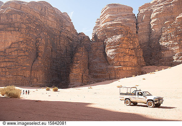 Staubiger Lastwagen ruht geduldig in der Wüstensonne