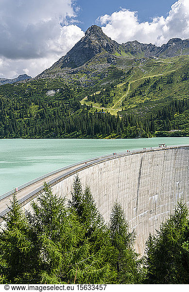 Staudamm Speicher Kops gegen Berg  Vorarlberg  Österreich  Europa