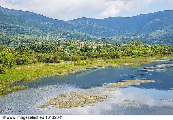 Stausee von Pinilla und Überblick über das Dorf. Pinilla del valle  Provinz Madrid  Spanien.