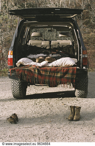 stehend Auto schlafen Stiefel Boden Fußboden Fußböden Fokus auf den Vordergrund Fokus auf dem Vordergrund jung