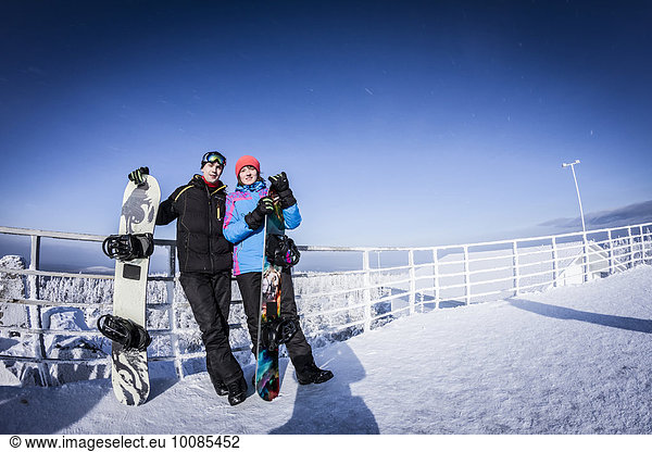 stehend Europäer Snowboardfahrer Berggipfel Gipfel Spitze Spitzen