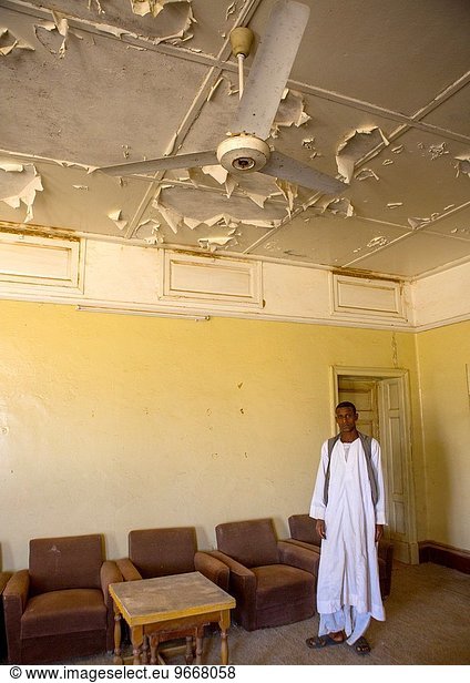 stehend Mann Wohnhaus englisch alt Sudan