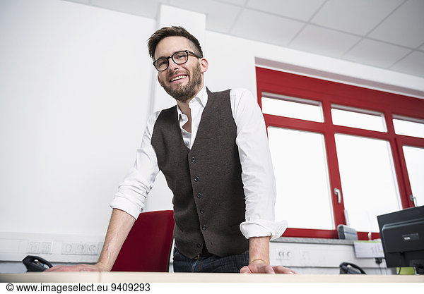 stehend Portrait Mann lächeln Büro Hoffnung