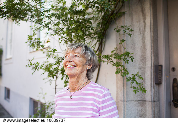 stehend Senior Senioren Frau lächeln Gebäude Close-up close-ups close up close ups