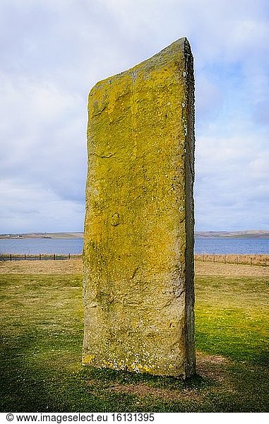 Stehende Steine in Stenness  Orkney. Einer der frühesten Steinkreise Großbritanniens  der bis zu sechs Meter hoch ist und aus der Zeit um 3100 v. Chr. stammt.
