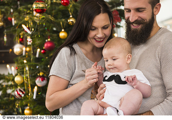 Stehendes Ehepaar mit kleinem Jungen