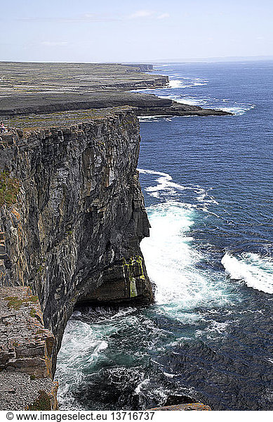 Steile Klippen D´n Aengus Fort Inishmore  Aran Inseln  Grafschaft Clare  Irland