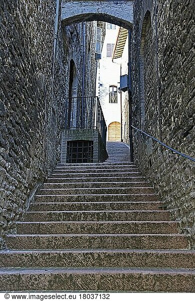 Steile Treppe  Treppe  Gasse  Altstadt  Assisi  Perugia Provinz  Umbrien  Italien  Europa
