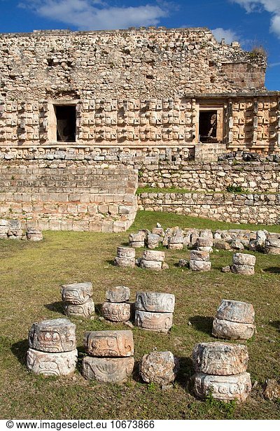 Stein frontal Palast Schloß Schlösser Mexiko Maske Yucatan