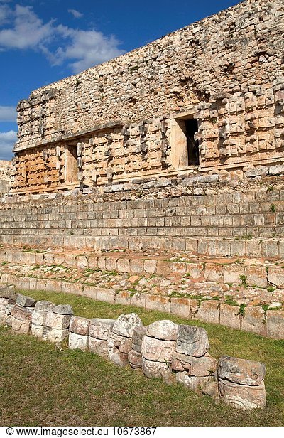 Stein frontal Palast Schloß Schlösser Mexiko Maske Yucatan