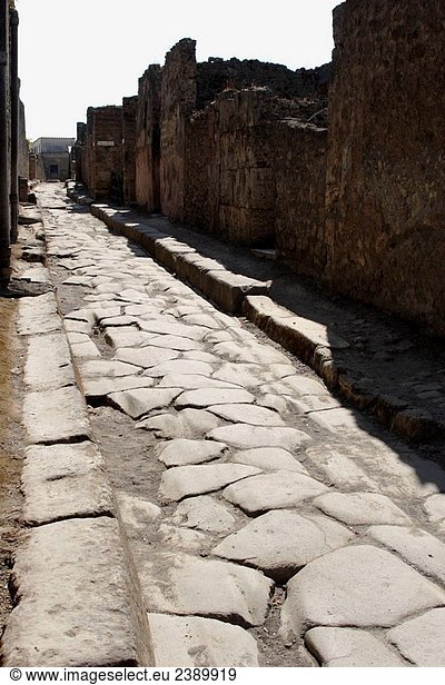 Stein gepflasterter Straße der alten Ruine Stadt von Pompei. Campania. Italien