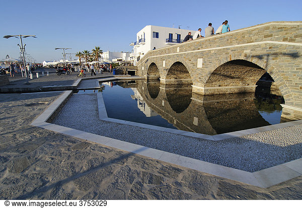 Steinbrücke spiegelt sich im Wasser am Hafen von Naoussa  Paros  Kykladen  Griechenland  Europa