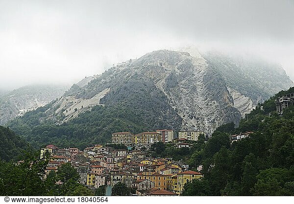 Steinbruch  Gebirge  Marmor  Stadtansicht  Carrara  Provinz Massa-Carrara  Toskana  Italien  Europa