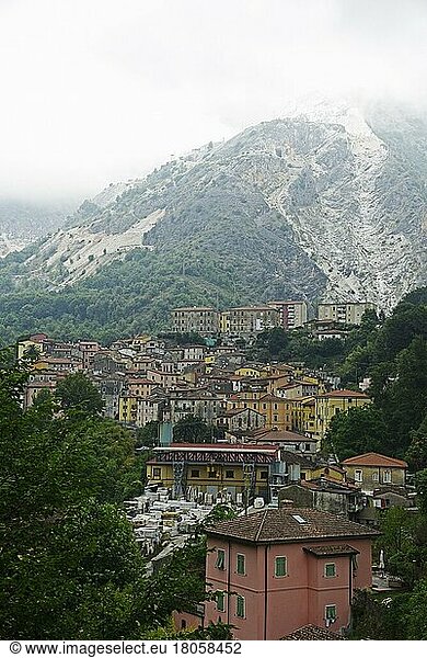 Steinbruch  Gebirge  Marmor  Stadtansicht  Carrara  Provinz Massa-Carrara  Toskana  Italien  Europa