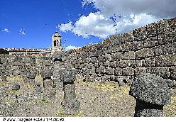 Steinerne Phalli von Inka Uyo  Fruchtbarkeitstempel der Inka  Chucuito  Provinz Puno  Peru  Südamerika