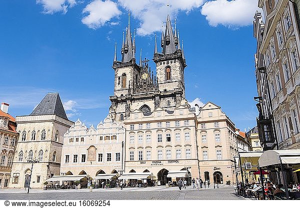 Steinernes Glockenhaus  Tyn-Kirche und U b?l?ho jednoro?ce  Staromestsk? n?mest?  Altstädter Ring  Prag  Tschechische Republik.