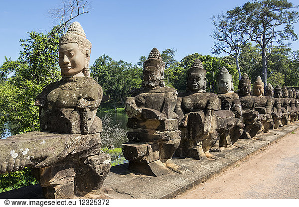 Steinfiguren auf dem Damm zum Turm des Südtors (Gopuram); Angkor Thom  Siem Reap  Kambodscha