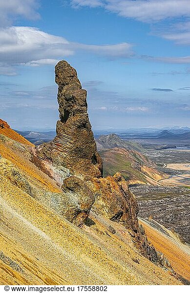 Steinformation  Landschaft bei Landmannalaugar  Dramatische Vulkanlandschaft  bunte Erosionslandschaft mit Bergen  Lavafeld  Landmannalaugar  Fjallabak Naturreservat  Suðurland  Island  Europa