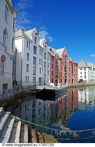 Steinhäuser spiegeln sich in einem Hafenbecken  Jugendstil  Alesund  more og romsdal  Norwegen  Europa
