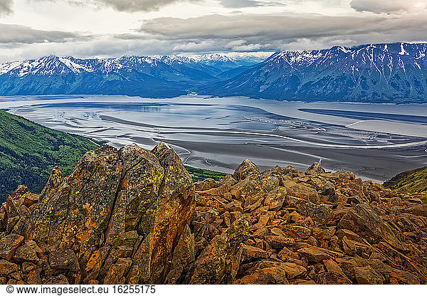 Steinhaufen am Bird Ridge und Turnagain Arm  Chugach State Park  Süd-Zentral-Alaska im Sommer; Alaska  Vereinigte Staaten von Amerika