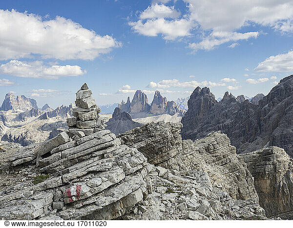 Steinhaufen in den Sextner Dolomiten mit den Drei Zinnen im Hintergrund