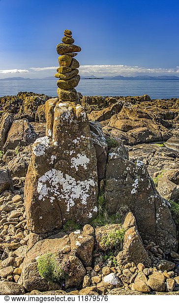 Steinhaufen in der Tulm Bay; Isle of Skye  Schottland'.