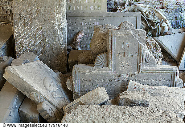 Steinhaufen mit Inschriften in der Burg Pelus  zerbrochene Grabsteine und geschnitzte Flachreliefs.