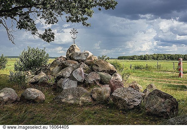 Steinhaufen neben der ehemaligen polnisch-russischen Grenze im Dorf Kiermusy im Kreis Bialystok  Woiwodschaft Podlachien  im Nordosten Polens.