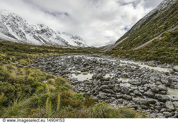 Steiniger Bergfluss entlang des Hooker Valley Track  Mount Cook National Park; Südinsel  Neuseeland