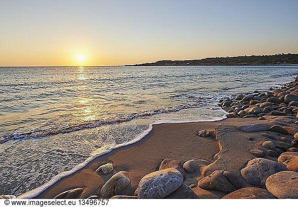 Steiniger Strand  Strand bei Sonnenuntergang  Agia  Thessalien  Kreta  Griechenland  Europa