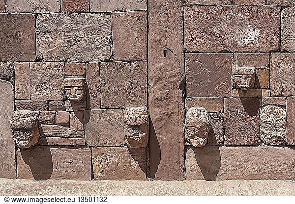 Steinköpfe in der Wand des KalasasayaTempels (Ort der stehenden Steine