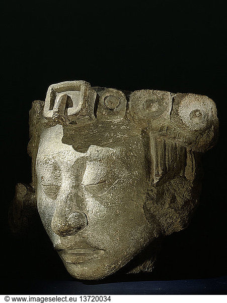 Steinkopf aus Copan  der von Alfred P. Maudslay entdeckt wurde und Teil der kunstvollen Dekoration an der Außenseite von Struktur 20 war. Mexiko. Maya. Klassisch  250 900 n. Chr. Herkunftsort: Honduras.