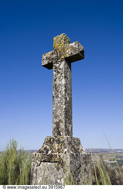 Steinkreuz auf einem Feld  Portugal  Europa