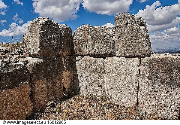 Steinmauer eines Tempels Hattusa (auch ?attu?a oder Hattusas) spätanatolische bronzezeitliche Hauptstadt des hethitischen Reiches. Archäologische Stätte und Ruinen der Hethiter Bogazkale Türkei.
