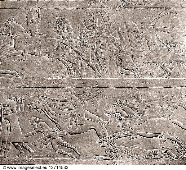 Steinrelief aus dem Palast von Aschurbanipal  assyrische Truppen auf Pferden verfolgen Araber auf Kamelen. Assyrisch. Spätassyrisch um 645 v. Chr. Ninive  Assyrien  alter Irak.