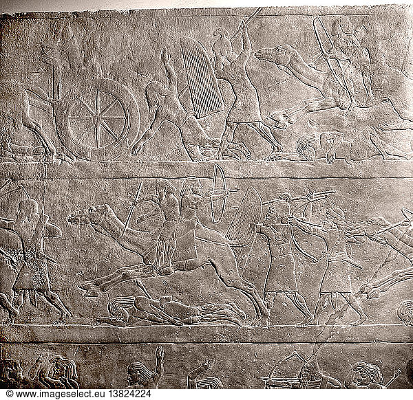 Steinrelief aus dem Palast von Aschurbanipal  assyrische Truppen auf Pferden verfolgen Araber auf Kamelen. Assyrisch. Spätassyrisch um 645 v. Chr. Ninive  Assyrien  alter Irak.