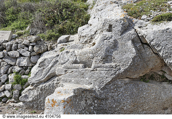 Steinrelief eines Löwen (Apollon) Heiligtum des Artemidoros  Alt Thira  Santorin  Griechenland