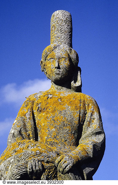 Steinskulptur einer Frau mit hoher Haube  Tracht des Bigoudenlandes  FinistËre  Bretagne  Frankreich  Europa