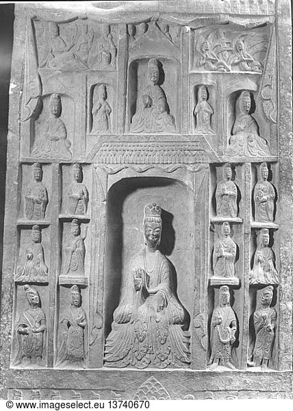 Steinstele mit sitzendem Buddha und Bodhisattvas in Nischen  China  Wei-Periode: Wei-Dynastie. Credit: Werner Forman Archive/ National Gallery  Prag  Tschechische Republik.