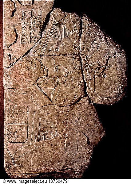 Steintafel mit einem Relief  das einen Priester darstellt  der einer Kakaopflanze Opfergaben darbringt  Mexiko. Maya. Klassisch  ca. 7. 8. Jh. Jonuta  Tabasco.
