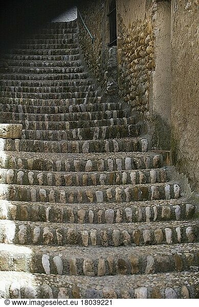 Steintreppe in einem typisch provenzalischen Dorf  Provence  Frankreich  Europa