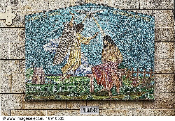Steinwand mit Mosaik einer religiösen Szene aus den Philippinen  Verkündigungskirche  Nazareth  Israel.