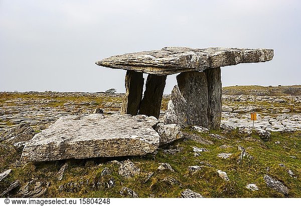 Steinzeitliche Kultstätte Poulnabrone Dolmen Burren Grafschaft Clare Republik Irland