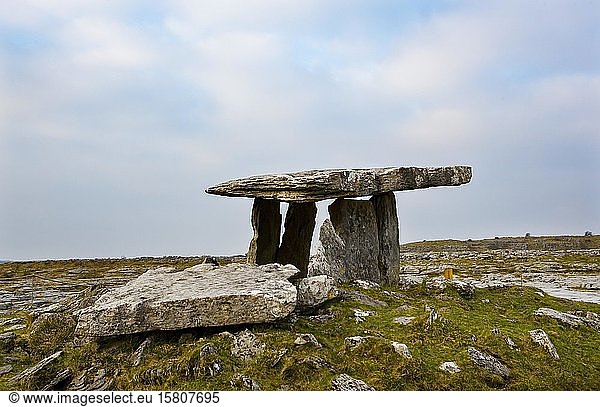 Steinzeitliche Kultstätte  Poulnabrone Dolmen  Burren  Grafschaft Clare  Republik Irland