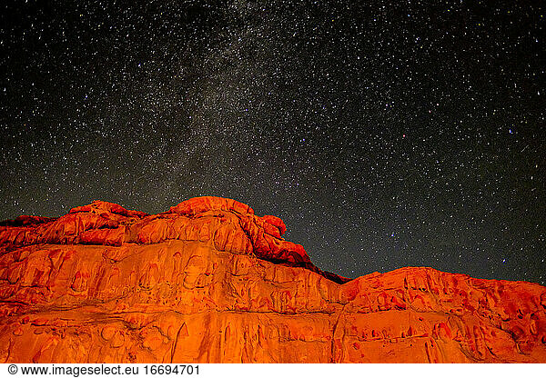 Sternenhimmel in der Wüste von Wadi Rum  Jordanien