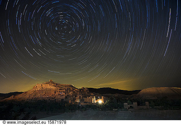 Sternenspuren über der Kasbah Ait-Benhaddou  UNESCO-Weltkulturerbe  Marokko  Nordafrika  Afrika